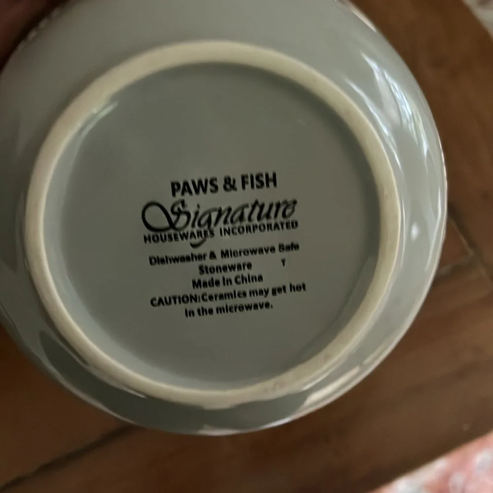 Adorable feeding bowls for your animals with a stand
